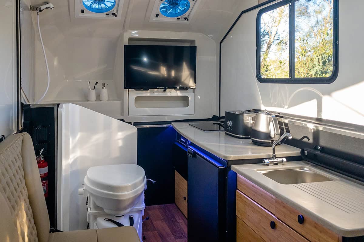 INT-karavan-off-road-caravan-interior-front-32